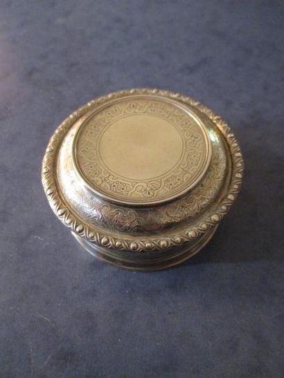 Boite ronde en argent gravé de rinceaux,...
