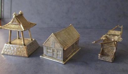 Lot en argent comprenant :

-une mini pagode...