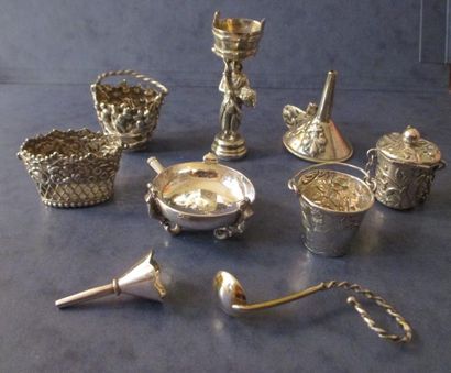Lot en argent objets miniatures comprenant...