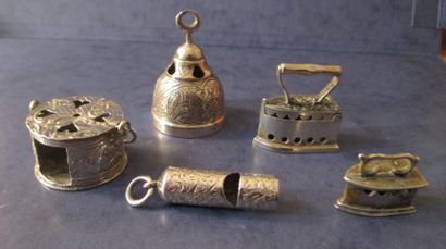 Lot en argent objets miniatures comprenant...