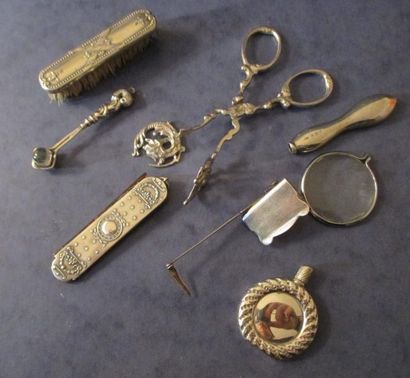 Lot en argent comprenant :

-une brosse à...