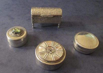 Lot de quatre boite en argent :

-une formant...