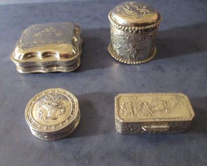 Quatre boites en argent : 

-une carrée à...
