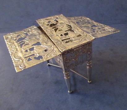 Table miniature en argent à décor ajouré...