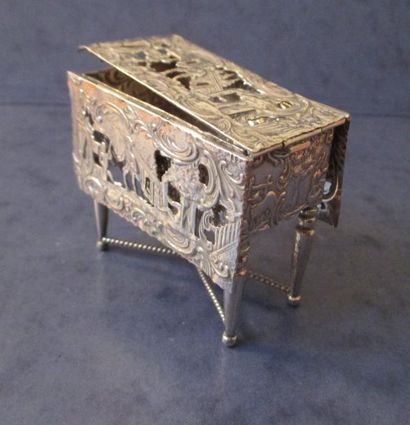 Table miniature en argent à décor ajouré...