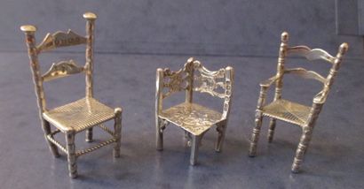 Trois chaises miniatures en argent

Poids...