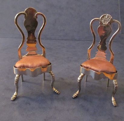 Deux chaises miniatures en argent

Poids...