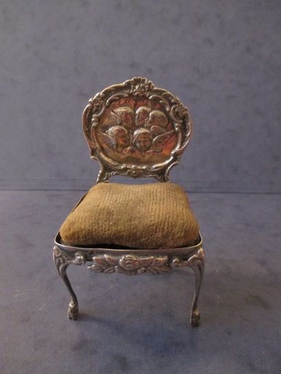Chaise miniature en argent le dossier à décor...