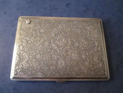Boite à cigarettes en argent gravée de fleurs...