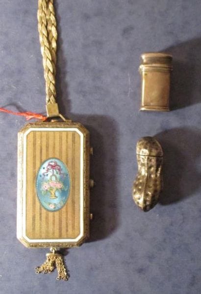Minaudière en argent anglais à décor émaillé...