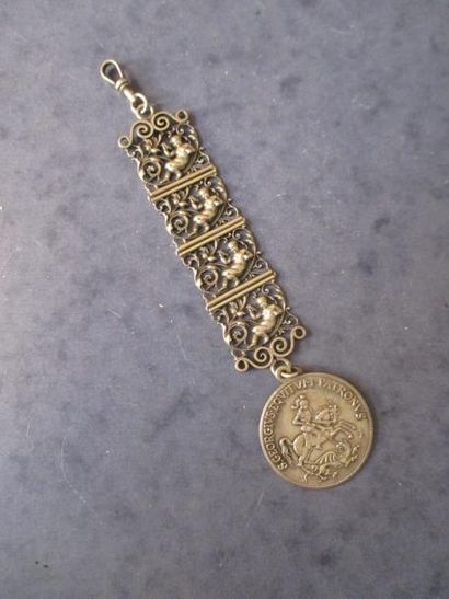 Chatelaine en argent à motifs ajourés ornés...