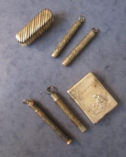 Lot comprenant :

-une brosse à moustaches...