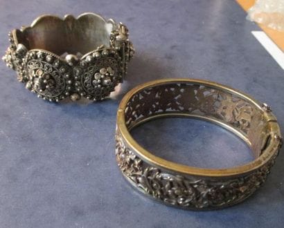 Deux bracelets rigides : 
-un à motifs de...