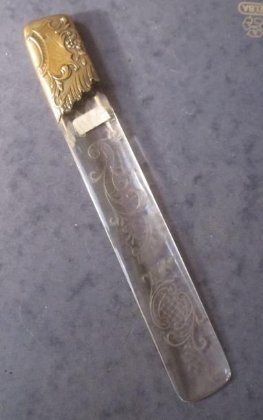 Coupe-papier en verre gravé de rinceaux,...