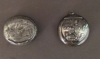 Un poudrier et boîte en argent poidt brut...