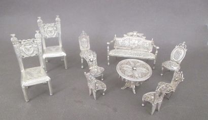Petit mobilier dépareillé en argent filigranné,...