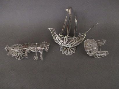 Petits objets en argent filigranné représentant...