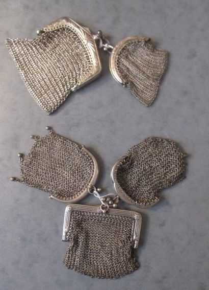 Trois portes monnaie en mailles en argent,...