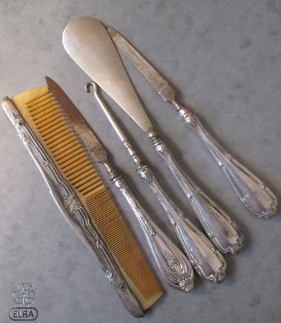 Cinq éléments de garniture de toilette en...