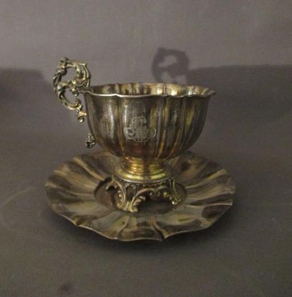 Tasse quadripode et sa sous-tasse en argent...