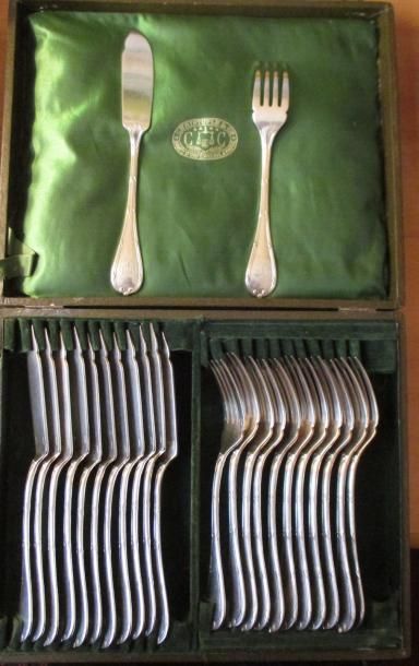 Partie de ménagère en métal argenté à filets...