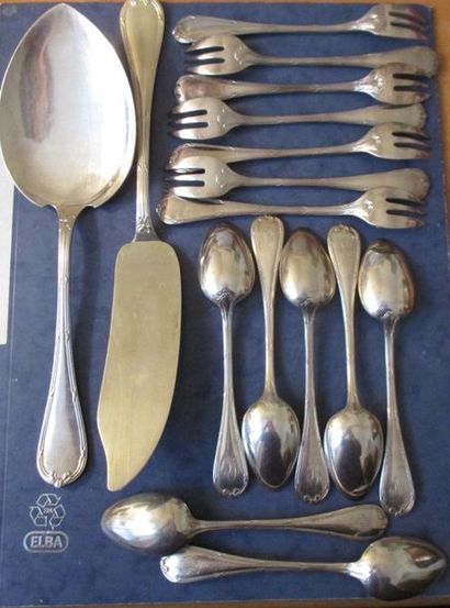 Partie de ménagère en métal argenté à filets...
