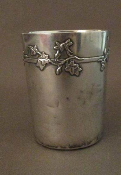 Timbale en argent orné d'une frise de feuillage...