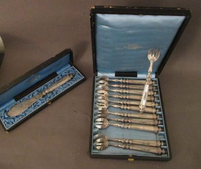 Douze fourchettes à huitre et un couteau...