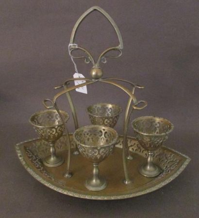Coquetiers et son présentoir en métal
