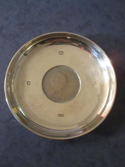 Coupelle en argent ornée d'une médaille représentant...