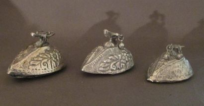 Trois pierres ponces avec monture en argent...