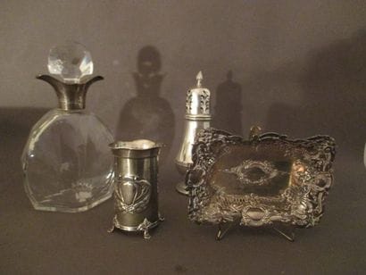 Lot en argent anglais : saupoudreuse sur...