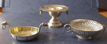 Trois salerons en argent en forme de coupe...