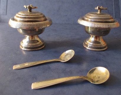 Paire de salerons couverts en argent, le...