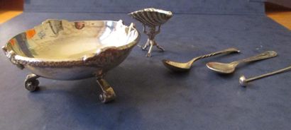 Saleron tripode en argent poid s: 57.9.

On...