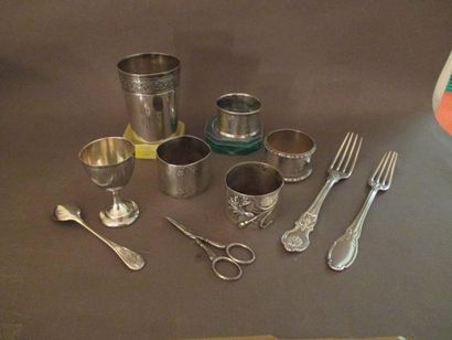 Lot en argent : un coquetier (pds : 34 g.)...