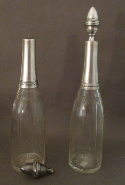 Paire de carafes en cristal monture argent...