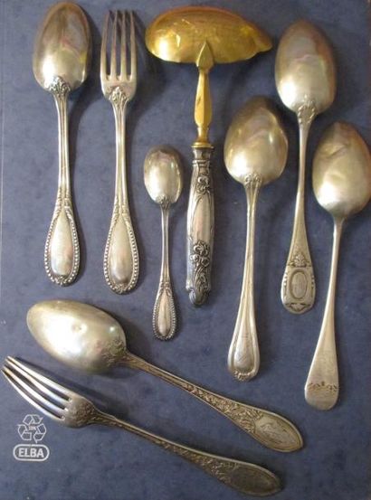 Lot de couverts dépareillés en argent :

-une...