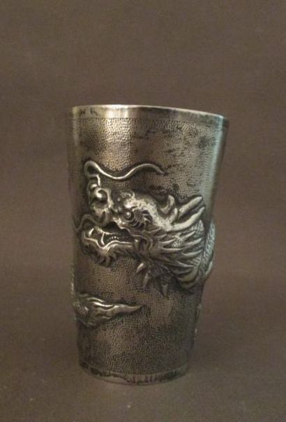 Gobelet en argent à décor en repoussé d'un...