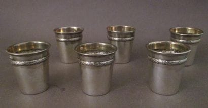 Six gobelets à liqueur en argent, pds : 60...