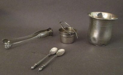Lot en argent : timbale, pince à sucre, passe-thé,...