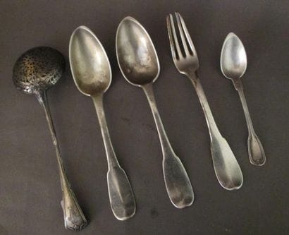 Lot en argent : saupoudreuse, une cuiller...