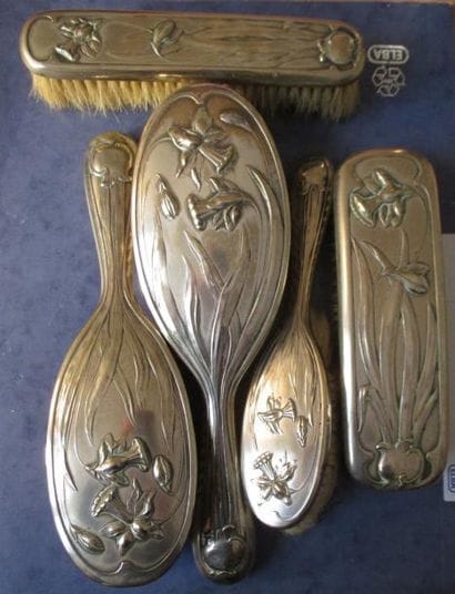 Garniture de toilette métal argenté (cinq...