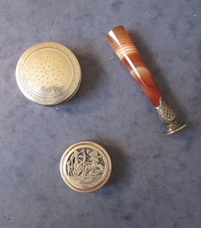 Lot comprenant :

-une boite à pillule ronde...