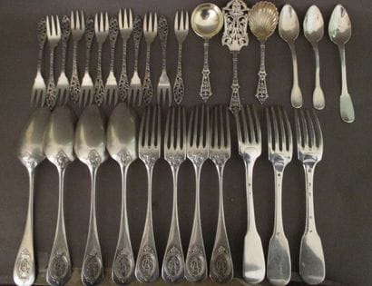 Lot de couverts en argent : 

-12 fourchette...