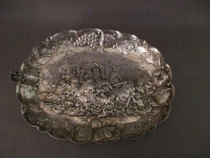 Coupelle polylobée en argent repoussé à décor...