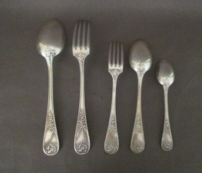 Partie de ménagère en métal argenté comprenant...