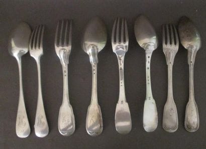 Quatre couverts de table en argent

Poids...