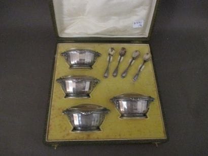 Quatre salerons en argent et quatre couillières...