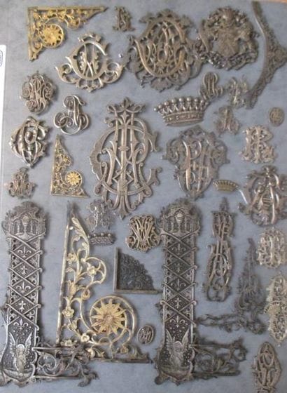 Ensemble de monogrammes et motifs en métal...